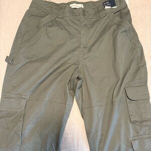NEVER WORN!! ABERCROMBIE GREEN CARGO PANTS - TAGS STILL ON!